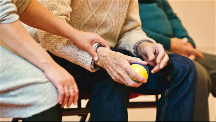 Tomados de la mano con los ancianos